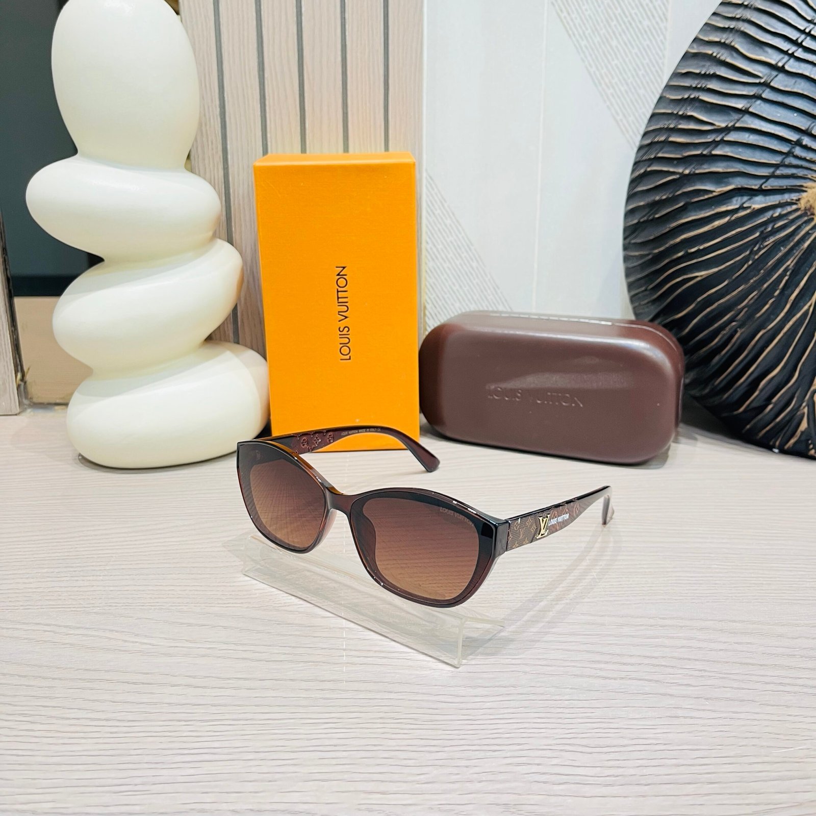 LV Noir & Mocha: Signature Black with a Touch of Light Brown