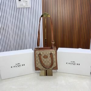 COACH hand bag with extra belt and folding box 203(BR)